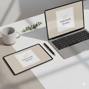 Peut inclure: Un ordinateur portable, une tablette, un stylo et une tasse sont disposés sur une surface blanche. L'ordinateur portable et la tablette affichent le texte "EtsyGrowth System" dans un cadre beige. Une brindille de verdure et un stylo sont également présents.