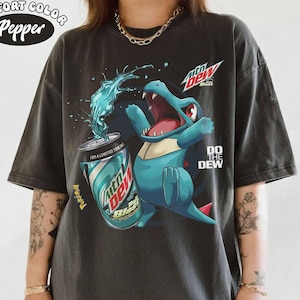 トトダイル×マウンテンデュー バハブラストTシャツ、ドゥ・ザ・デュー ポケットモンスターTシャツ、男性へのギフト、女性へのギフト、ユニセックスストリートウェアTシャツ