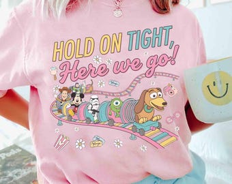 Chemise couleur confort inspirée du tableau de bord chien moulant, chemise Hold On Tight Here We Go, chemise Toy Story Land montagnes russes, Disney Hollywood Studios
