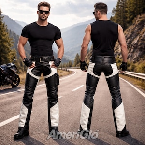Puede incluir: Pantalones de moto de cuero negro y blanco con un diseño único. Los pantalones presentan una sección superior negra y perneras inferiores blancas, con un distintivo panel blanco en la parte delantera. Se combinan con un cinturón y guantes negros. El logotipo de AmeriGlo es visible.