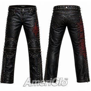 Könnte beinhalten: Schwarze Hose in Distressed-Optik mit silbernen Metallnieten an den Außennähten und am Bund. Die Vorderseite zeigt ein rotes kreisförmiges Emblem, während auf der Rückseite der rote Schriftzug IVAN THE TERRIBLE steht. Beide Beine haben Reißverschlüsse.