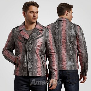 Puede incluir: Chaqueta de cuero con estampado de piel de serpiente gris y rosa, de estilo motero clásico. La chaqueta presenta un cuello con solapas, cierre de cremallera asimétrico y múltiples bolsillos con cremallera. La imagen muestra la chaqueta por delante y por detrás.