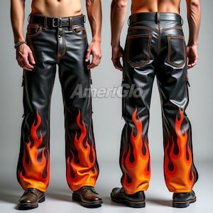 Può includere: Pantaloni in pelle neri con design a fiamme arancioni sulle gambe. I pantaloni hanno cuciture arancioni, cintura nera e cerniere laterali. Viste anteriore e posteriore.