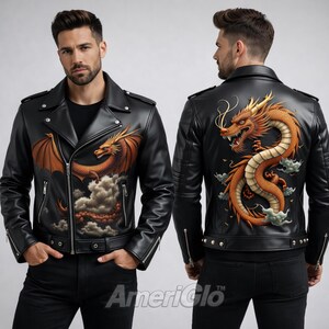 Könnte beinhalten: Schwarze Lederjacke mit Drachenmotiv. Die Jacke im klassischen Biker-Stil hat einen Reverskragen und einen Reißverschluss. Die Drachenillustration in Orange und Braun ist auf der Vorder- und Rückseite zu sehen.