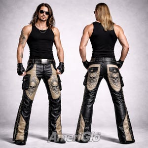 Può includere: Pantaloni in pelle nera con pannelli beige e disegni di teschi. I pantaloni hanno tasche cargo, borchie e una cintura. L'immagine mostra la parte anteriore e posteriore dei pantaloni.