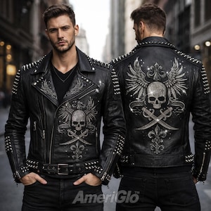 Peut inclure: Veste en cuir noire avec des clous argentés et un motif de tête de mort et d'os croisés à l'avant et à l'arrière. La veste a un col cranté, une ceinture à la taille et des poches zippées. Style motard.