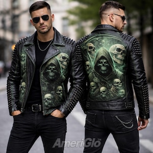 Puede incluir: Chaqueta de cuero negra con diseño de calavera en la parte delantera y trasera. La chaqueta tiene un estilo motero clásico con cuello de solapa, hombros con tachuelas y cremallera. Los gráficos de calaveras son en tonos verdes y negros.