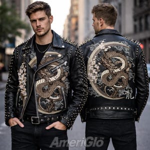 Könnte beinhalten: Schwarze Lederjacke mit Drachendesign, goldenen Nieten und Reißverschlussdetails. Die Jacke hat eine braune Drachenillustration auf der Vorder- und Rückseite mit floralen Akzenten. Die Jacke hat einen Gürtel und den Text "AmeriGlo" am unteren Rand.