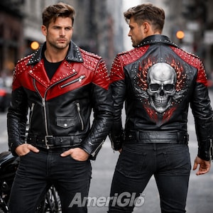 Può includere: Giacca in pelle nera e rossa con borchie argentate sulle spalle e un teschio sul retro. La giacca ha un pannello rosso diagonale sul petto e un motivo trapuntato sulle maniche. Chiusura con zip e cintura.