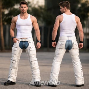 Puede incluir: Una camiseta sin mangas blanca y pantalones de cuero blancos con múltiples bolsillos y cremalleras. Los pantalones tienen un panel de mezclilla en la parte trasera. El modelo lleva zapatos negros y un reloj negro. El logotipo de AmeriGlo es visible.