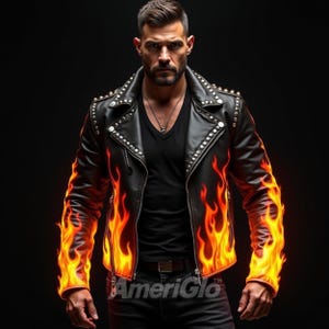 Peut inclure: Veste en cuir noire avec un motif de flammes orange et jaune sur les manches et le devant. La veste a des clous argentés sur le col et les épaules. Le texte "AmeriGlo" est visible en bas de la veste.