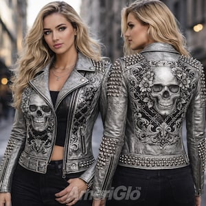 Könnte beinhalten: Silberne Lederjacke mit Totenkopf-Design auf der Vorder- und Rückseite. Die Jacke hat Nieten am Kragen, an den Schultern und an den Manschetten, mit aufwendigen floralen und Ketten Details. Sie hat einen Reißverschluss und einen Gürtel.