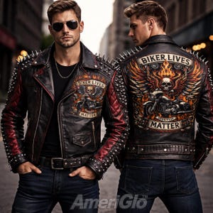 Puede incluir: Chaqueta de cuero negra con detalles rojos y tachuelas plateadas. La chaqueta presenta un gráfico de "Biker Lives Matter" con una calavera, una motocicleta y alas. La chaqueta se usa con vaqueros azules.
