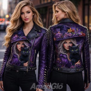 Puede incluir: Chaqueta de cuero morada con cuello y cremallera negros. La chaqueta presenta un gráfico de una mujer sosteniendo un gato negro. La parte posterior de la chaqueta tiene un gráfico de un sombrero de bruja y rosas. Tachuelas doradas adornan los hombros.