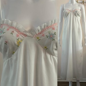 White Lace and Embroidered Nightgown 1970&#39;s XXS
