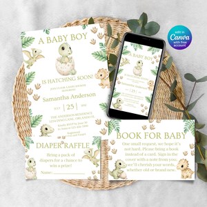 Può includere: Un set di inviti per baby shower con illustrazioni di dinosauri verdi, foglie di palma e impronte. Il testo recita A BABY BOY IS HATCHING SOON, DIAPER RAFFLE e BOOK FOR BABY. Uno smartphone mostra lo stesso design dell'invito sullo schermo.