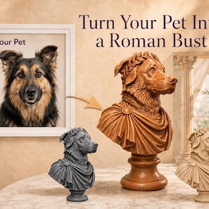 Puede incluir: Una fotografía enmarcada de un perro junto a tres bustos de perro de estilo romano, cada uno con una corona de laurel y una toga drapeada. El texto dice: Turn Your Pet Into a Roman Bust. Los bustos tienen acabados en gris oscuro, marrón y crema.