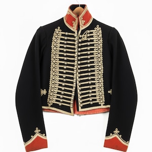 Peut inclure: Veste militaire noire avec garnitures dorées et boutons argentés. Le col montant est rouge et or, et les poignets sont également rouges et dorés. Vêtement historique, probablement d'un contexte militaire ou cérémoniel, avec un design complexe.