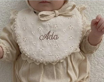Bavoir bébé brodé personnalisé, bavoir bébé en dentelle ajourée avec monogramme personnalisé, bavoir bébé vintage bohème en coton, cadeau de naissance