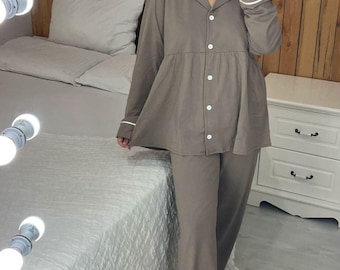 Conjunto de pijama premamá y posparto plisado de tejido peinado color visón
