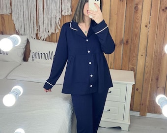 Conjunto de pijama de maternidad y posparto plisado de tela peinada de color azul oscuro
