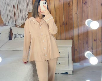 Huidskleurige katoenen pyjamaset voor zwangerschap en postpartum.