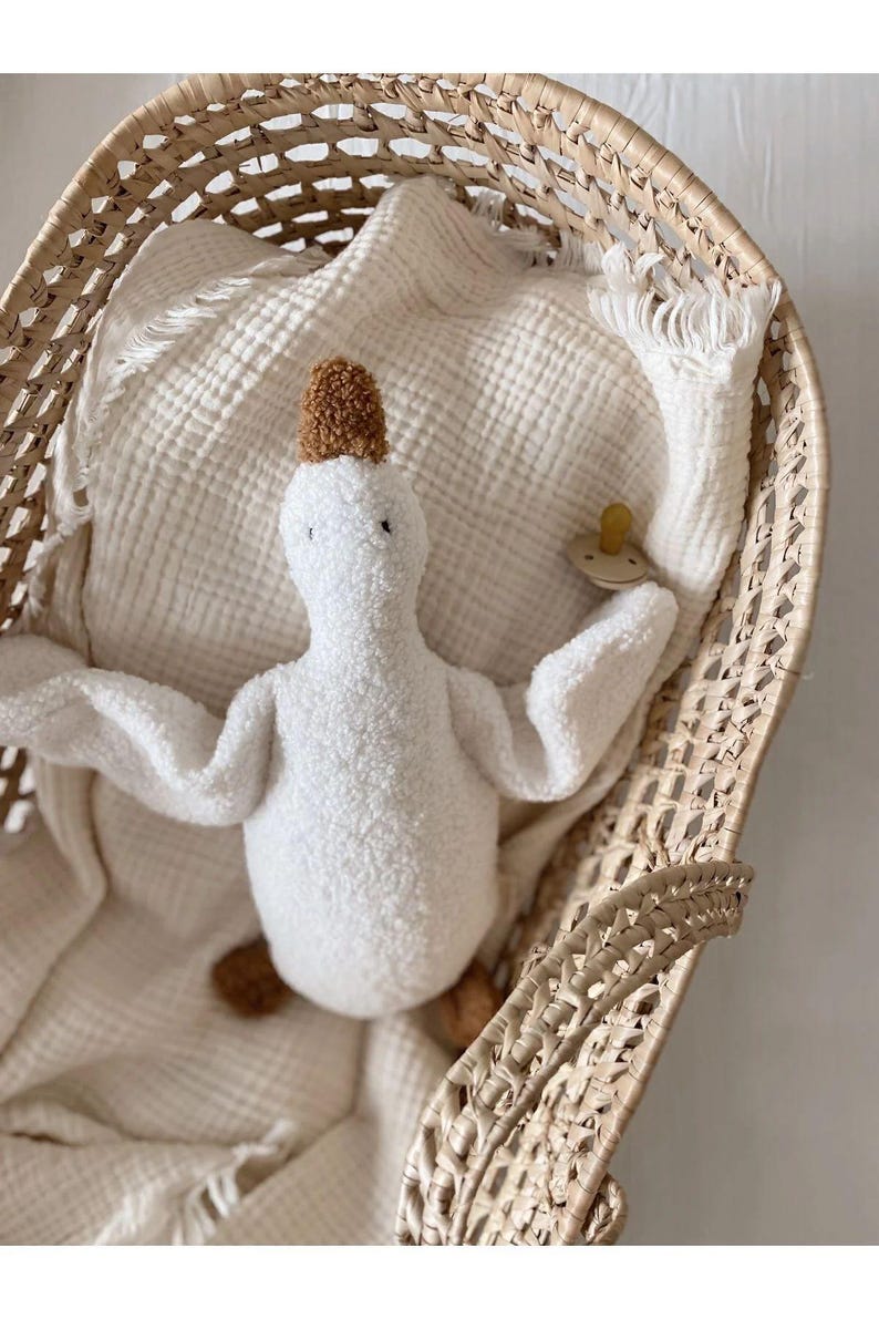 Patito de peluche de lana hecho a mano: un suave compañero para dormir para los más pequeños. Blanco