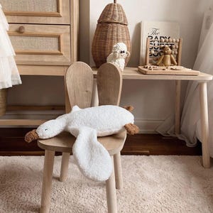 Puede incluir: Un letrero de madera r&uacute;stico con el texto "Welcome to our home" en un estilo manuscrito. El letrero presenta un acabado envejecido y un dise&ntilde;o sencillo y acogedor, ideal para un porche o entrada.