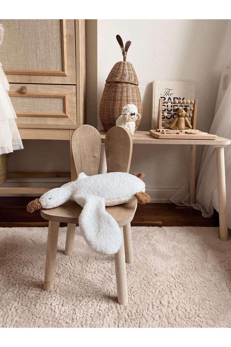 Puede incluir: Un letrero de madera r&uacute;stico con el texto "Welcome to our home" en un estilo manuscrito. El letrero presenta un acabado envejecido y un dise&ntilde;o sencillo y acogedor, ideal para un porche o entrada.
