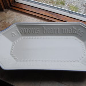Pfaltzgraff Yorktowne Bead Tray / Platter Stoneware White and Blue Made in USA