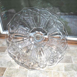 L E Smith Quintec Clear Glass Cake Stand: Scalloped Edge Pedestal