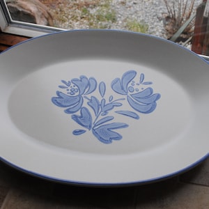Pfaltzgraff  Yorktowne 14 inch Platter / Tray Stoneware White and Blue Made in USA