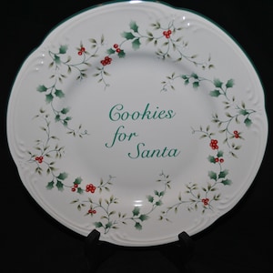 Pfaltzgraff  Winterberry  Cookies For Santa Plate