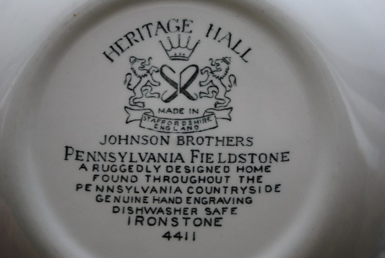 Vintage Johnson Brothers 4 Coupe Cereal Bowls in The Heritage Hall Pattern in Blue Ironstone Excellent Condition