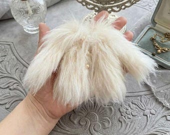 手作りのイヌイットエスキモー人形 毛皮のコート 木製の手 アラスカ