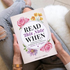 Puede incluir: Un libro titulado Read This Note WHEN: A Collection of Short, Inspirational Advice Letters from Mother to Daughter de Shelley Carroll. La portada presenta un fondo blanco con ilustraciones en acuarela de rosas rosadas y flores amarillas.