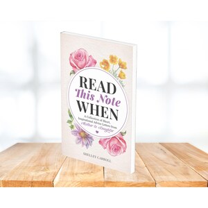 Puede incluir: Un libro titulado Read This Note When: A Collection of Short, Inspirational Advice Letters from Mother to Daughter de Shelley Carroll. La portada presenta un fondo blanco con ilustraciones en acuarela de rosas rosas y flores amarillas.