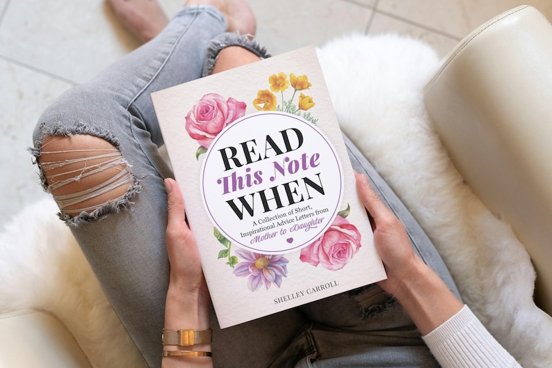 Puede incluir: Un libro titulado Read This Note WHEN: A Collection of Short, Inspirational Advice Letters from Mother to Daughter de Shelley Carroll. La portada presenta un fondo blanco con ilustraciones en acuarela de rosas rosadas y flores amarillas.