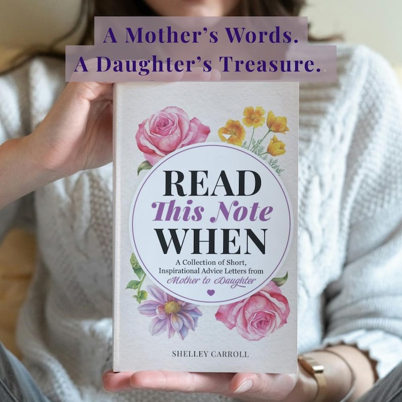 Puede incluir: Un libro titulado Read This Note WHEN: A Collection of Short, Inspirational Advice Letters from Mother to Daughter de Shelley Carroll. La portada presenta ilustraciones en acuarela de rosas rosadas, flores amarillas y &aacute;steres morados.