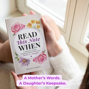 Puede incluir: Un libro titulado Read This Note When: A Collection of Short, Inspirational Advice Letters from Mother to Daughter de Shelley Carroll. La portada presenta ilustraciones en acuarela de rosas rosas, flores amarillas y flores moradas.