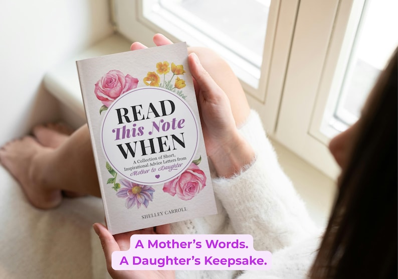 Puede incluir: Un libro titulado Read This Note When: A Collection of Short, Inspirational Advice Letters from Mother to Daughter de Shelley Carroll. La portada presenta ilustraciones en acuarela de rosas rosas, flores amarillas y flores moradas.