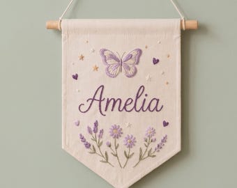 Guirnalda de mariposas y flores silvestres con el nombre del bebé, bandera de lino floral lavanda bordada a mano, tapiz de pared personalizado bordado para guardería, decoración para habitación de niña