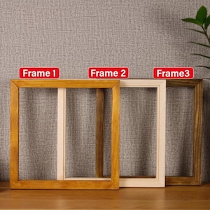 Puede incluir: Se muestran tres marcos de fotos de madera en diferentes tonos de marr&oacute;n y beige. Los marcos son rectangulares con vetas de madera visibles. El texto "Frame 1", "Frame 2" y "Frame 3" est&aacute; en rect&aacute;ngulos rojos.