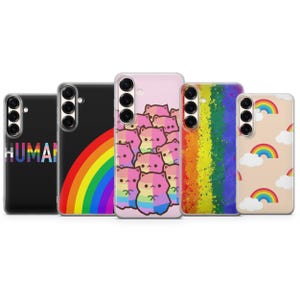 Op de afbeelding: Een verzameling telefoonhoesjes met diverse ontwerpen. Eén hoesje toont het woord "HUMAN" in regenboogkleuren. Andere hoesjes tonen een regenboog, een patroon van katachtige karakters, een kleurrijke verticale gradiënt en regenbogen met wolken.