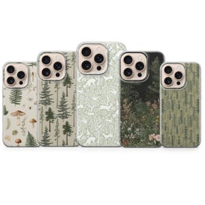 Op de afbeelding: Vijf telefoonhoesjes met ontwerpen met een natuurthema. De hoesjes hebben illustraties van varens, paddenstoelen, bomen, boslandschappen en konijnen. De hoesjes hebben een doorzichtige rand en zijn in verschillende tinten groen, beige en bruin.