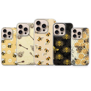 Puede incluir: Cinco fundas para teléfono con diseños de abejas. Las fundas presentan varios patrones, incluyendo abejas, panales y flores, en amarillo, negro y blanco. Las fundas están diseñadas para adaptarse a un smartphone.