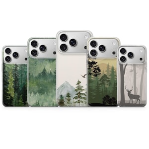 Può includere: Cinque custodie per telefono con design a tema natura. Le custodie presentano scene di foresta con alberi, montagne e una silhouette di cervo. La tavolozza dei colori include sfumature di verde, marrone e bianco, creando un'estetica serena e naturale.