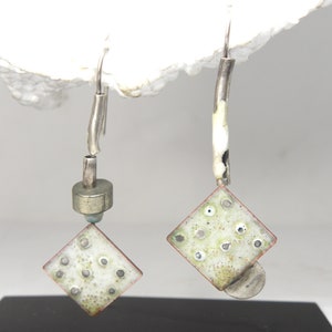 Pendientes únicos de plata desigual con apatita y perlas: un regalo único para ella