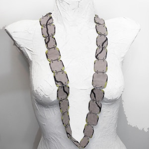 Collana di carta unica, collana lunga, gioielli d'arte, collana statement, grigio nero giallo, gioielli moderni, gioielli d'avanguardia, art