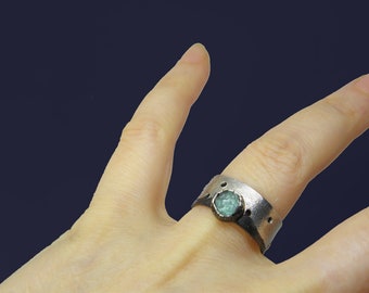 apatiet zilveren ring, handgemaakte ring, brede vrouwenring, ruwe stenen sieraden, groen, getextureerde ring, ongebruikelijke ring, kunstsieraden, stenen sieraden,